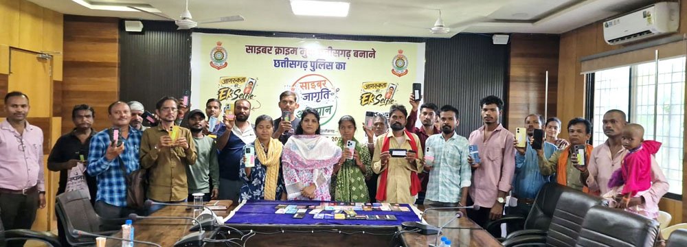 गरियाबंद पुलिस ने गुम मोबाइल लौटाए