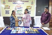 गरियाबंद पुलिस ने गुम मोबाइल लौटाए