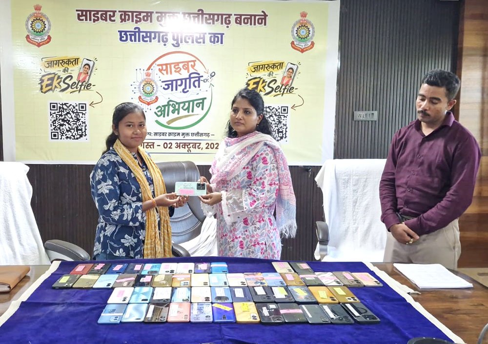 गरियाबंद पुलिस ने गुम मोबाइल लौटाए